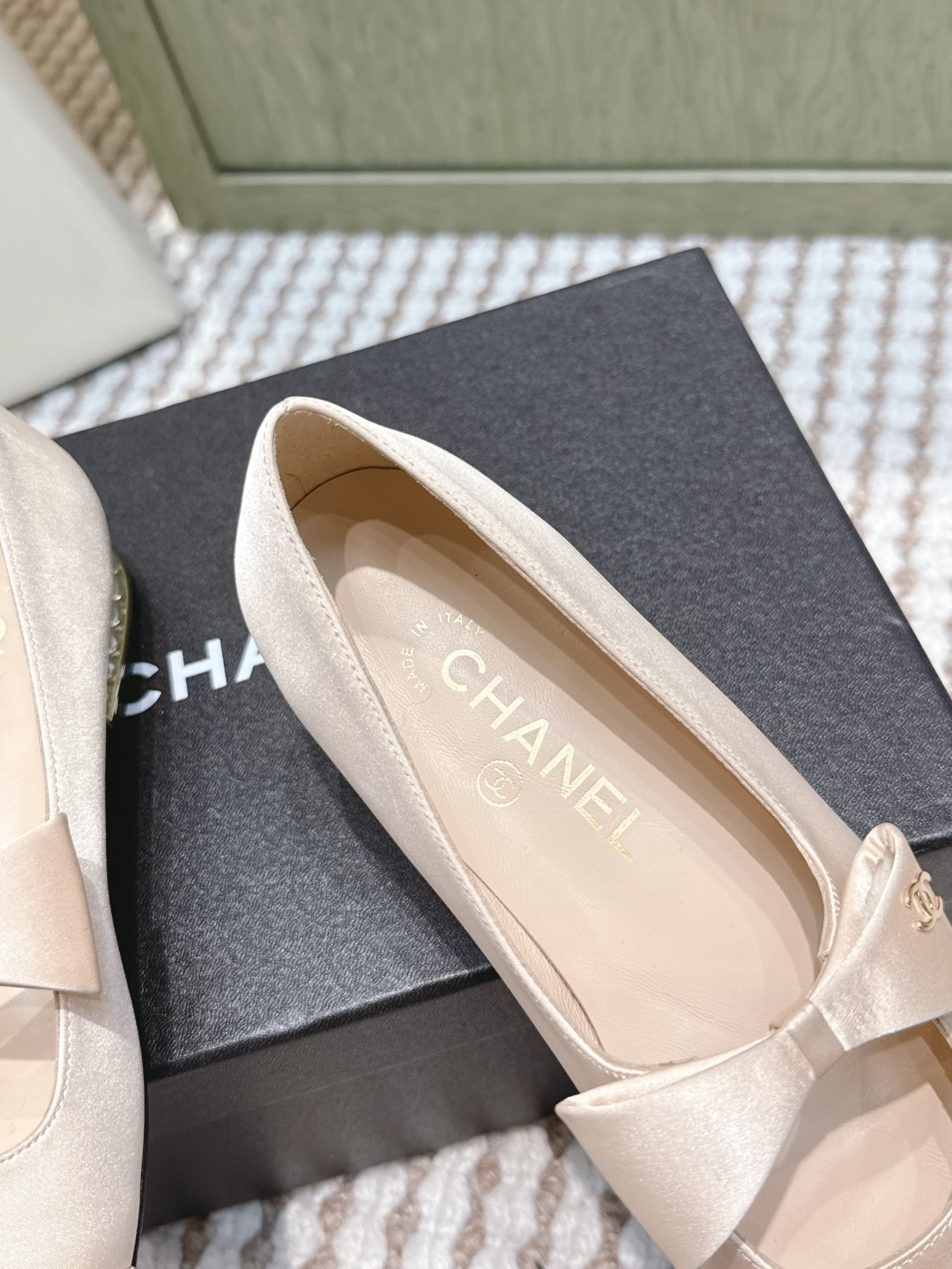 CHANEL 25S MARY JANE BALLET FLATS IN BEIGE SILK WITH BOW