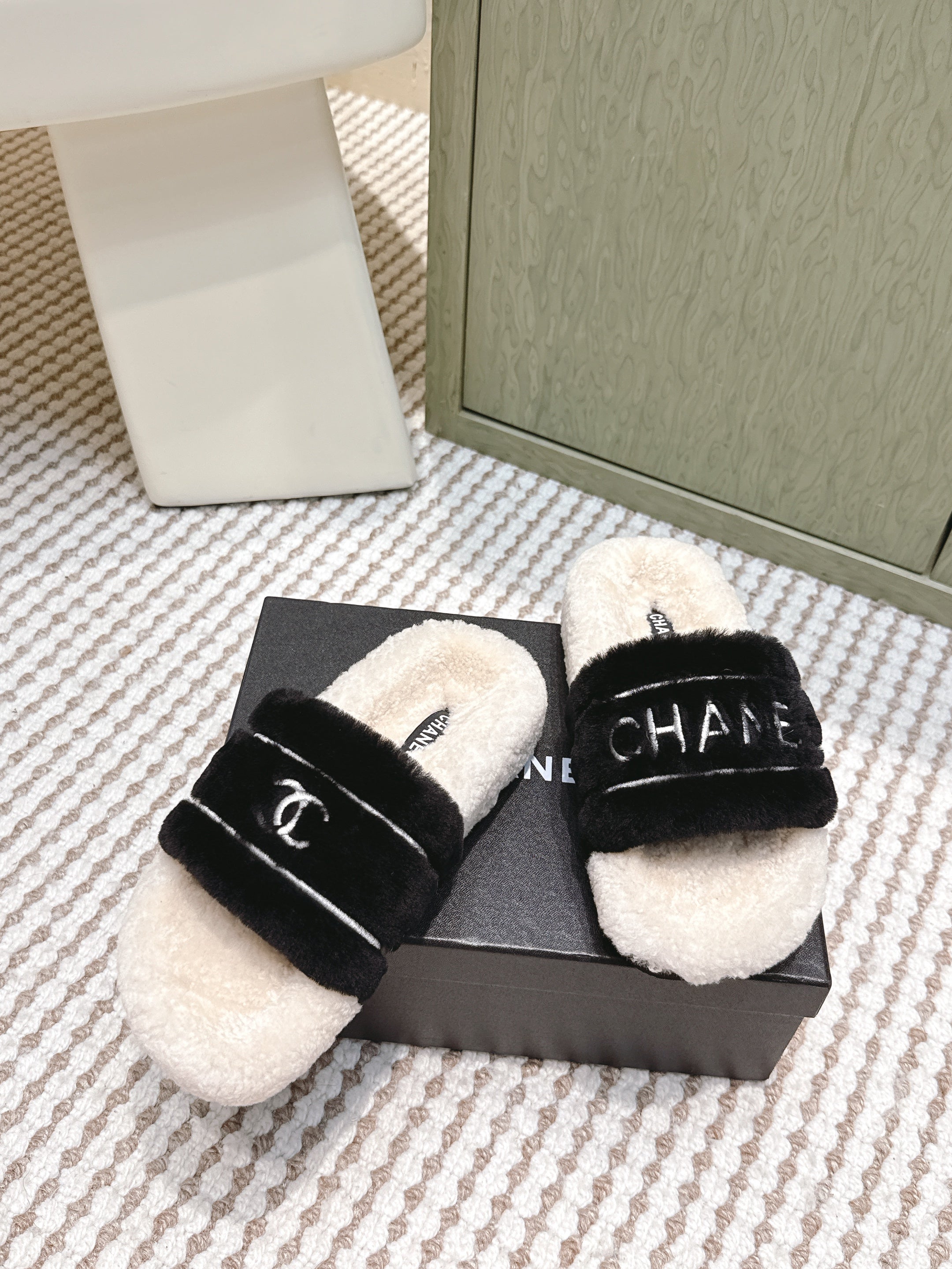 CHANEL 25S FLUFFY SLIDERS IN BEIGE AND BLACK