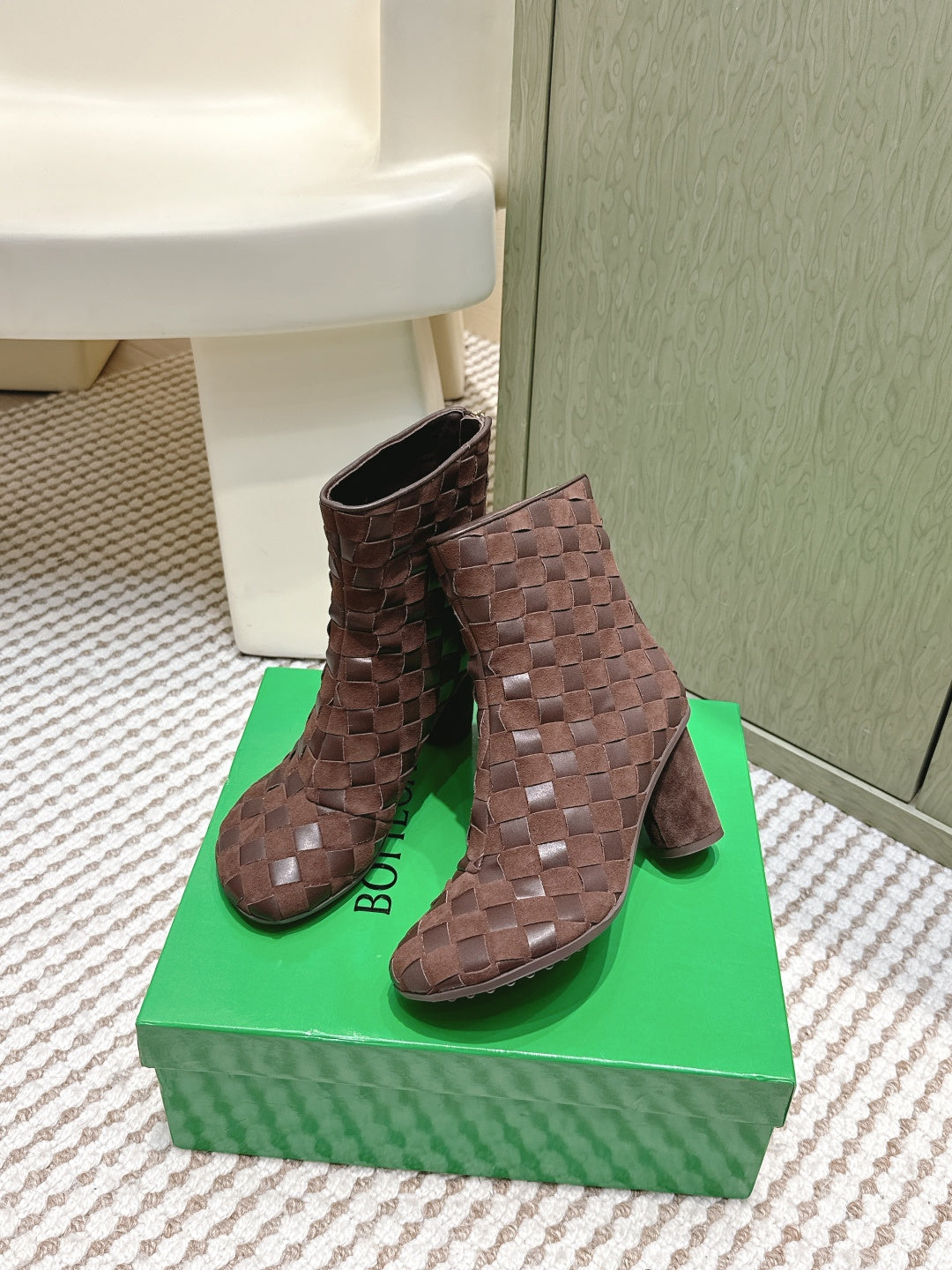 BOTTEGA VENETA 26S INTRECCIATO BOOTS 70 MM IN DARK BROWN SUEDE AND LAMBSKIN