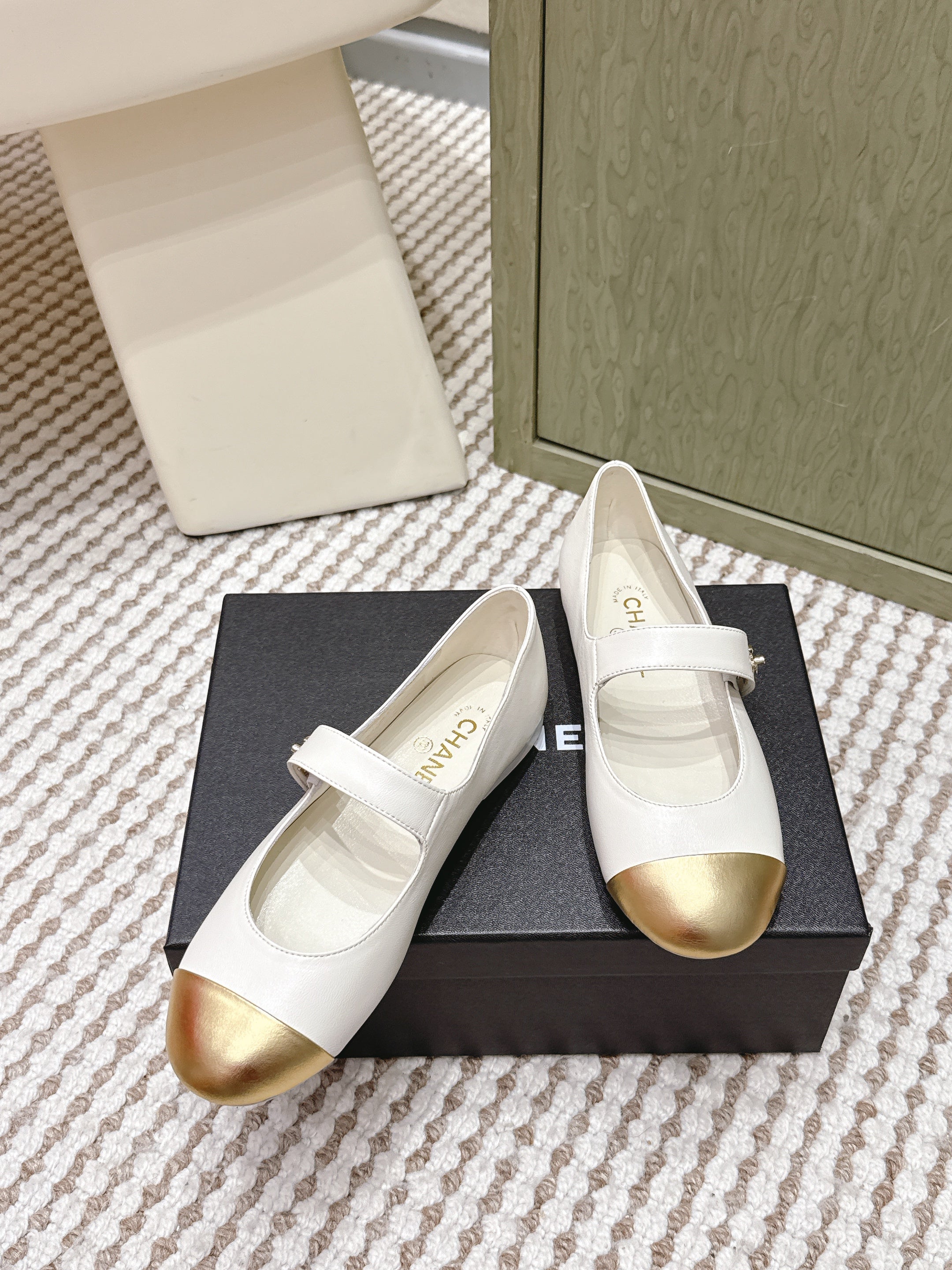 CHANEL 25S MARY JANE FLAT IN WHITE LAMBSKIN WITH YELLOW CAP TOE GOLD HARDWARE