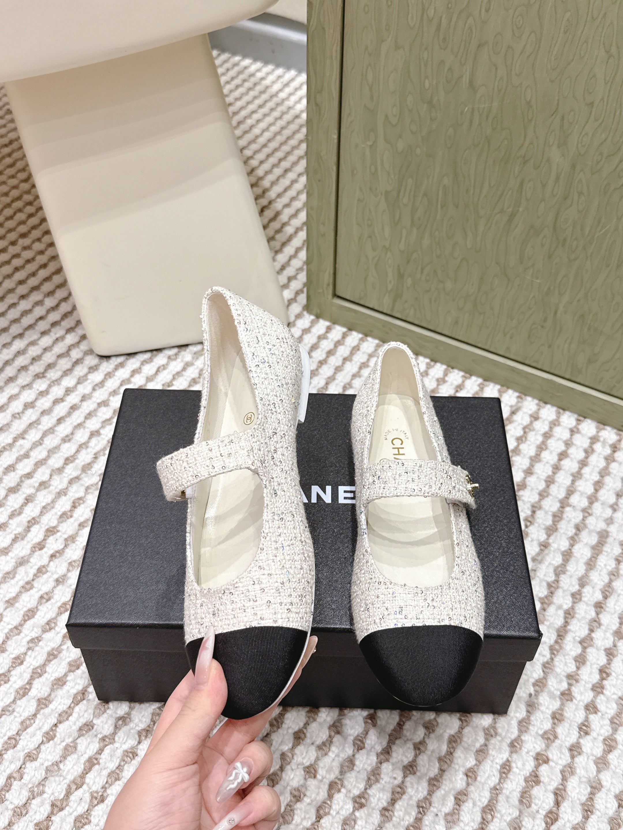 CHANEL 25S MARY JANE FLAT IN WHITE TWEED WITH BLACK CAP TOE GOLD HARDWARE