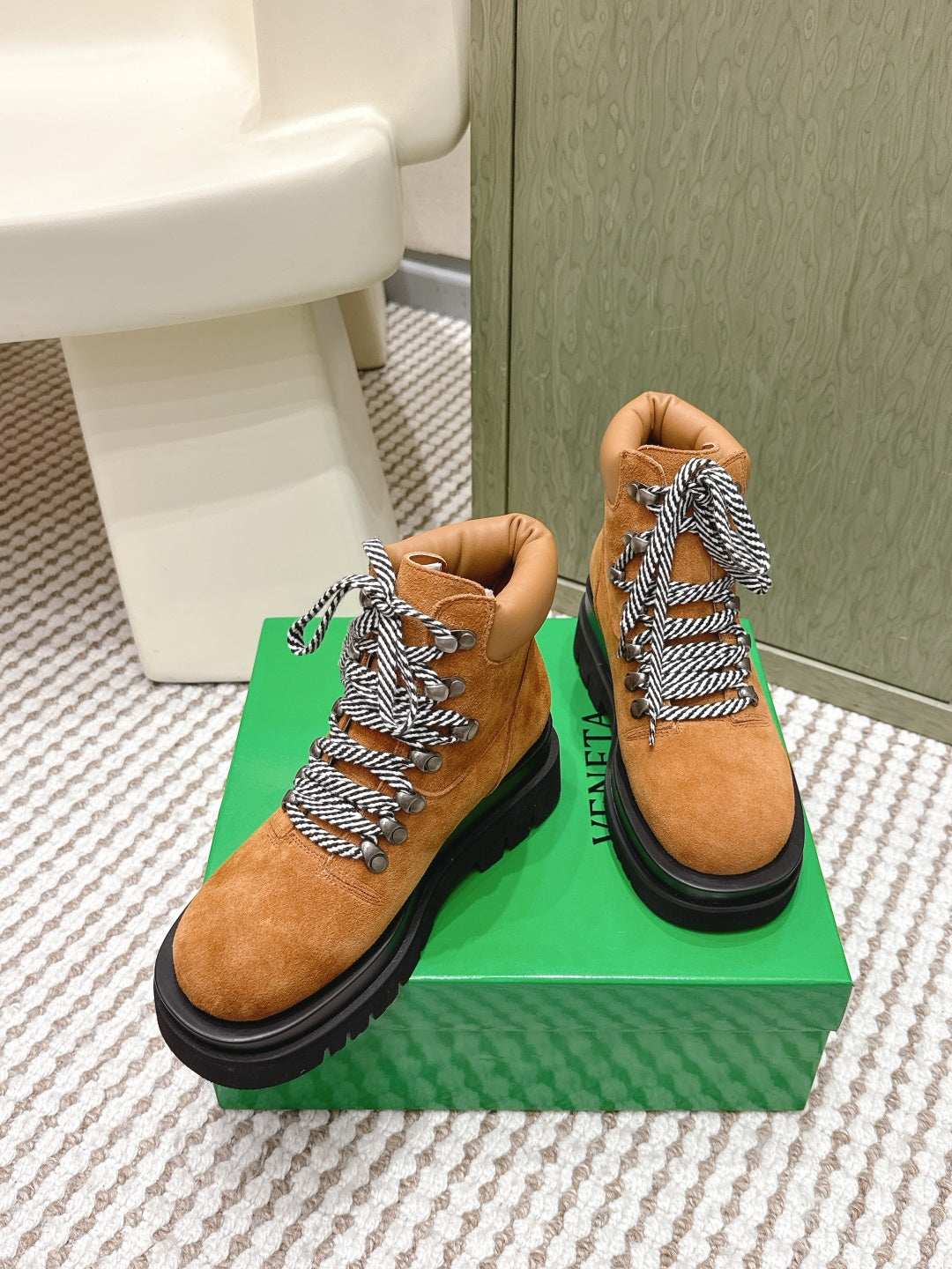 BOTTEGA VENETA 26S LUG ANKLE BOOTS IN BROWN SUEDE