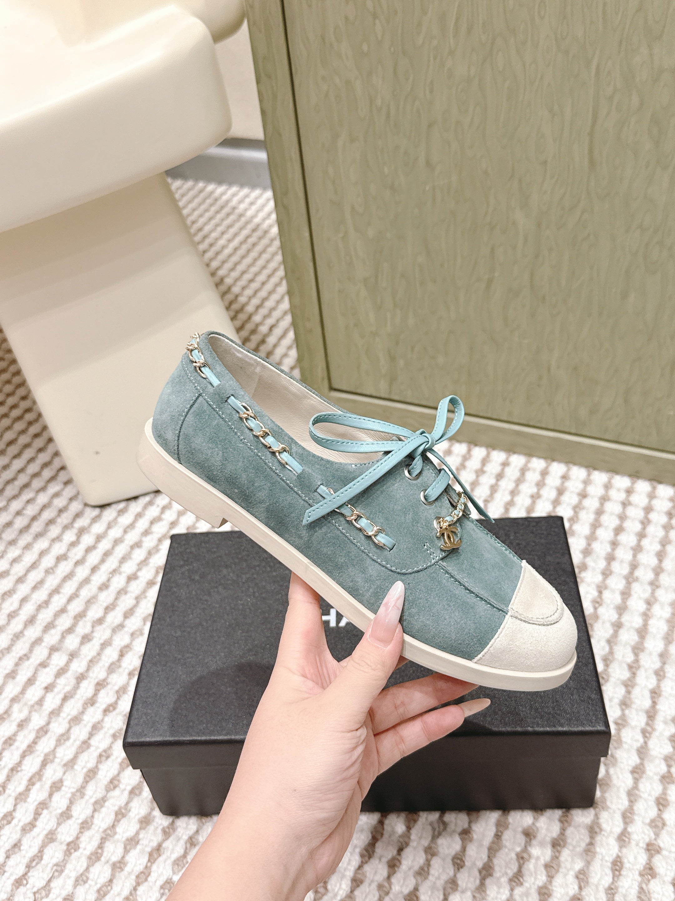 CHANEL 25S MOCCASINS IN LIGHT BLUISH-GRAY AND LIGHT GREY SUEDE