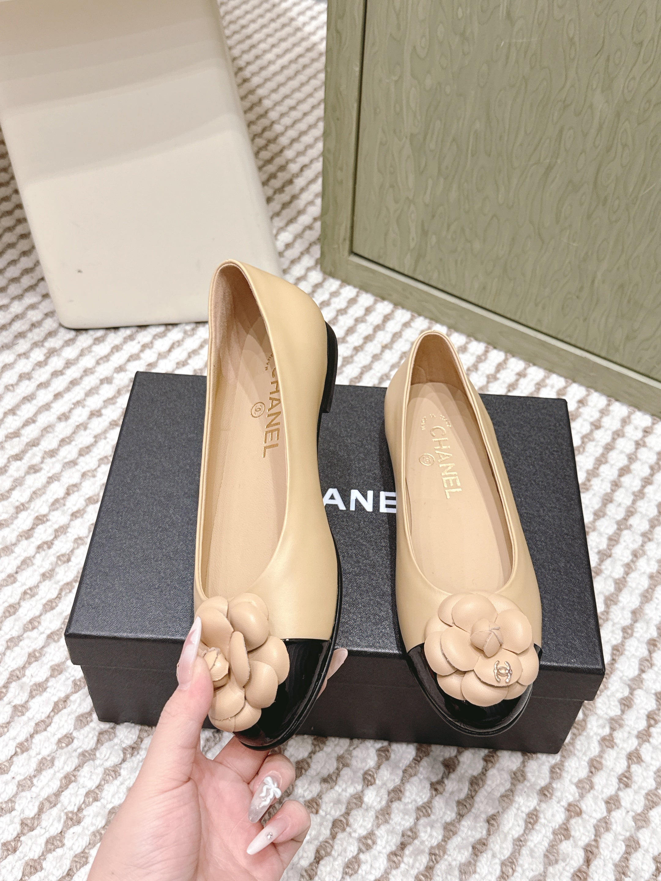CHANEL 25S BALLET FLAT ROUND TOE IN BEIGE AND BLACK SHEEPSKIN WITH CAMELLIA