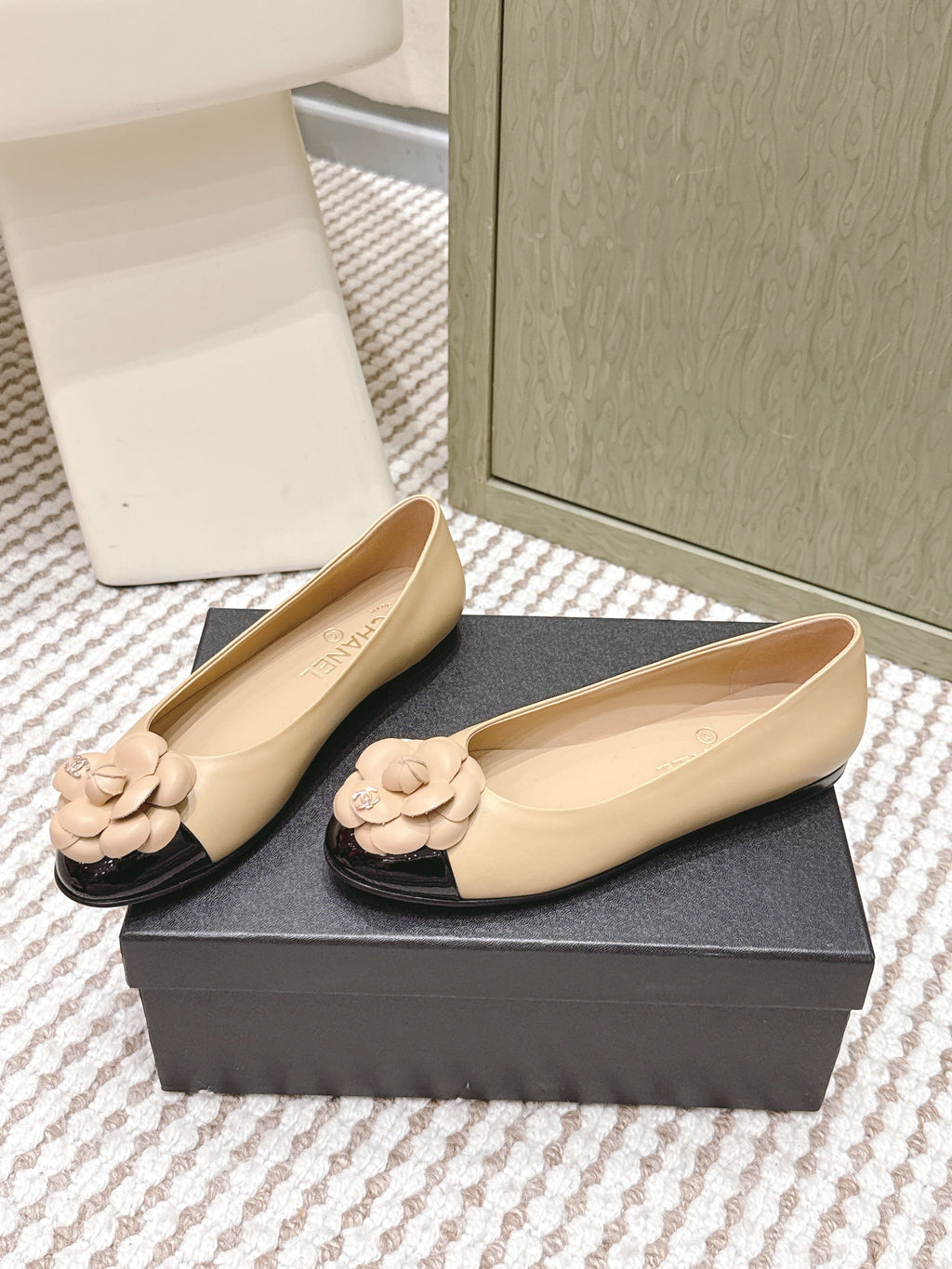 CHANEL 25S BALLET FLAT ROUND TOE IN BEIGE AND BLACK SHEEPSKIN WITH CAMELLIA