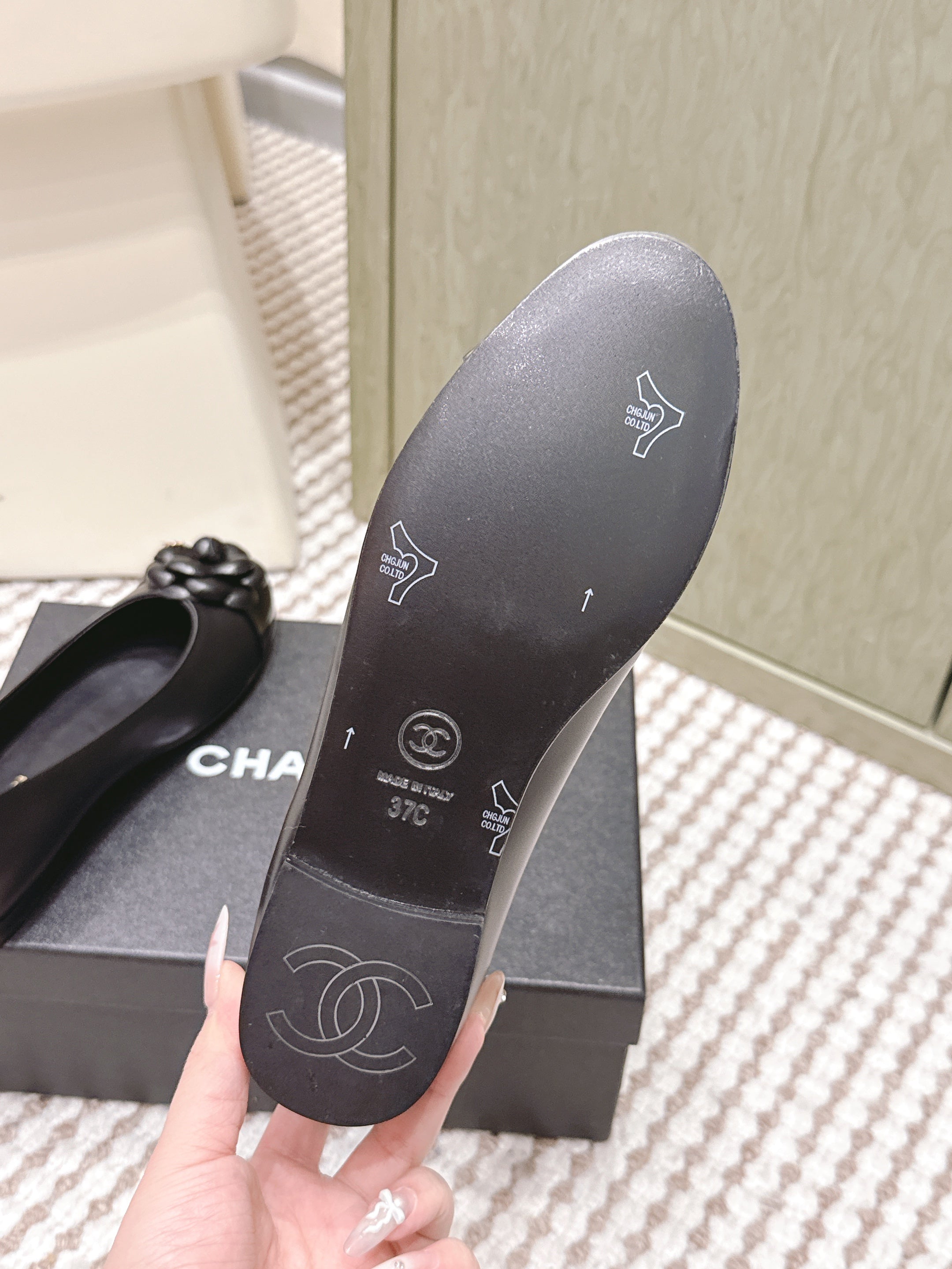 CHANEL 25S BALLET FLAT ROUND TOE IN BLACK SHEEPSKIN WITH CAMELLIA