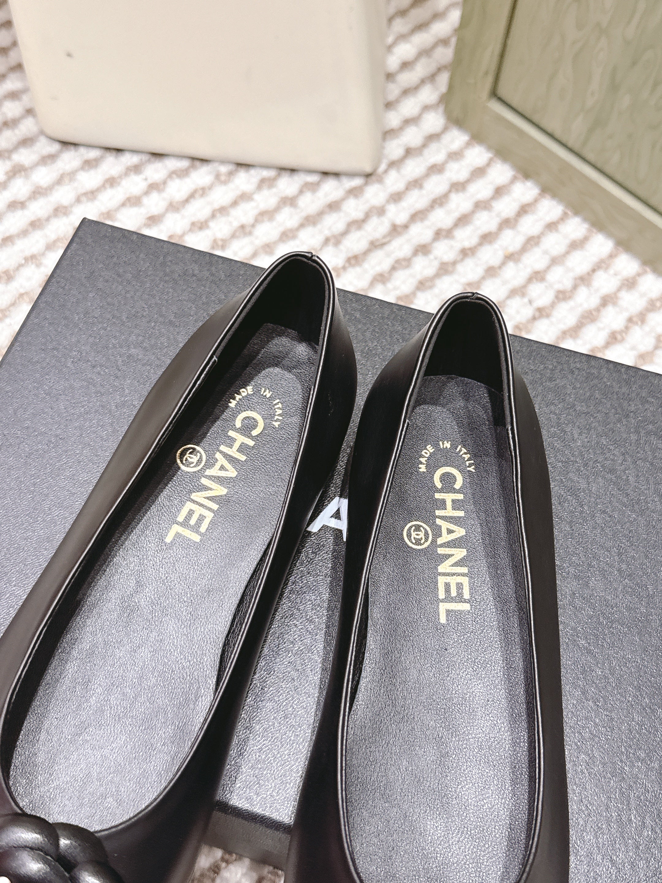CHANEL 25S BALLET FLAT ROUND TOE IN BLACK SHEEPSKIN WITH CAMELLIA