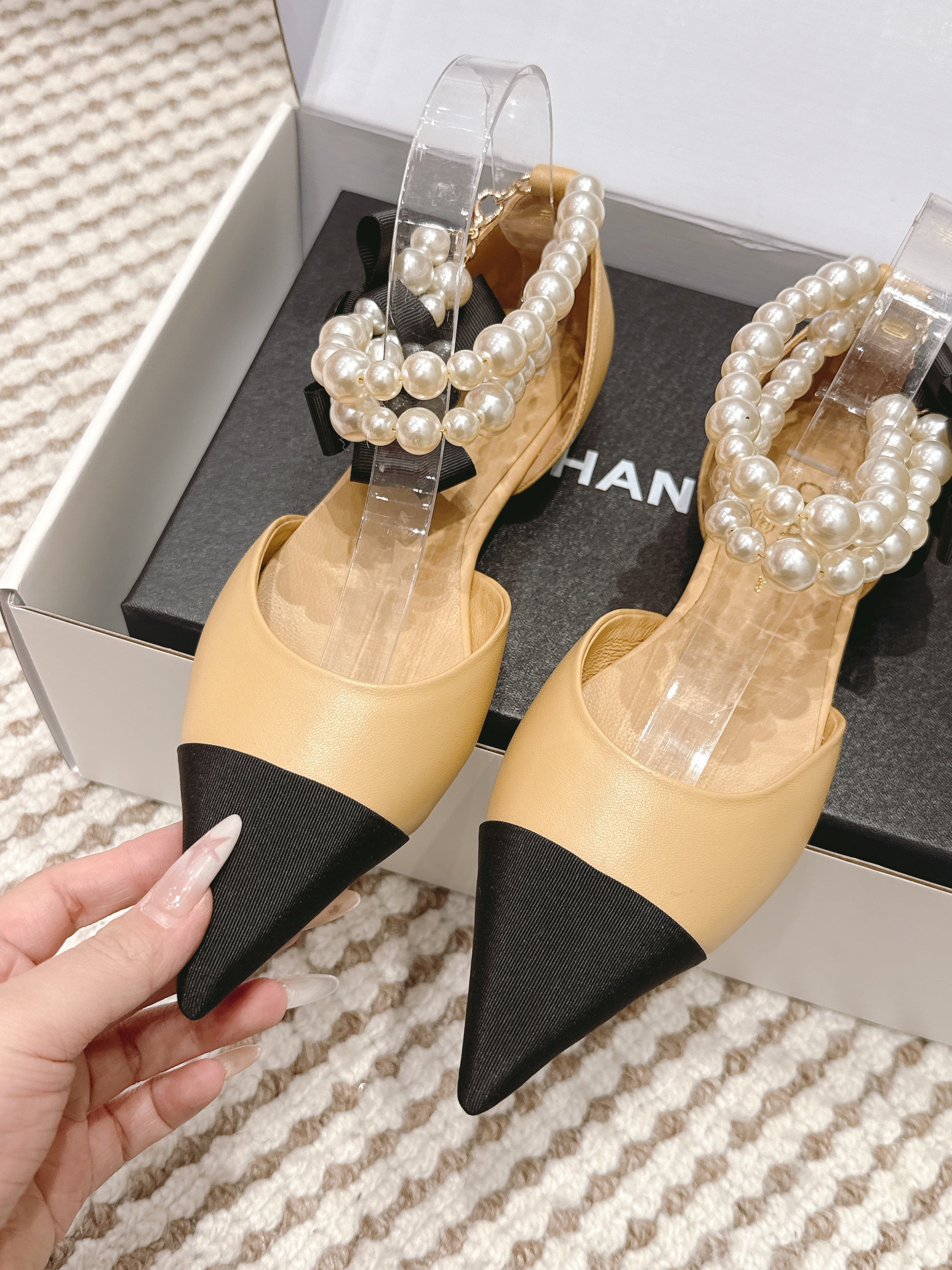 CHANEL 25S ESPADRILLE FLATS IN BEIGE AND BLACK CALFSKIN WITH PEARL STRAP