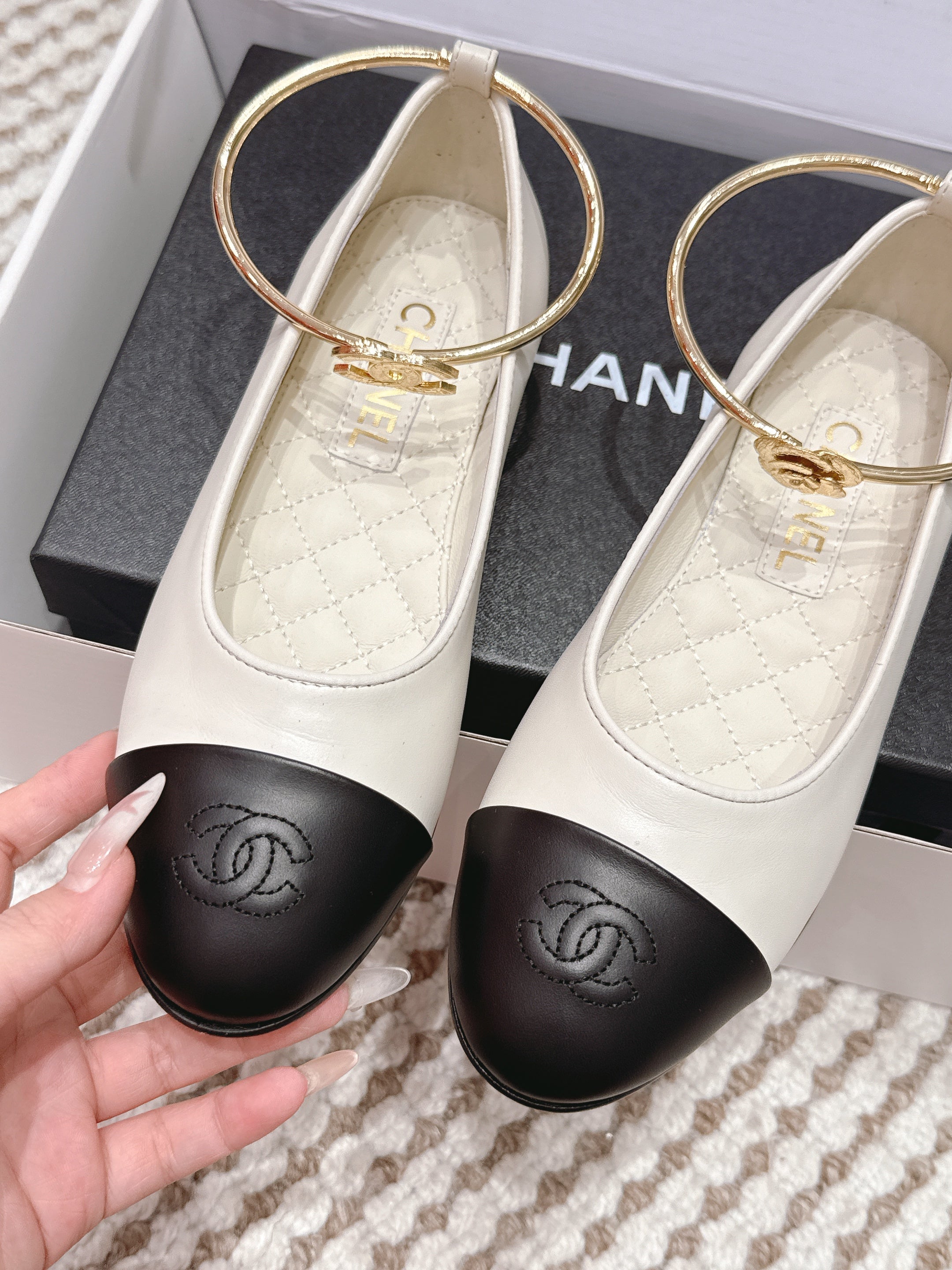 CHANEL 25S BALLERINA SHOES IN WHITE AND BLACK CALFSKIN GOLD HARDWARE