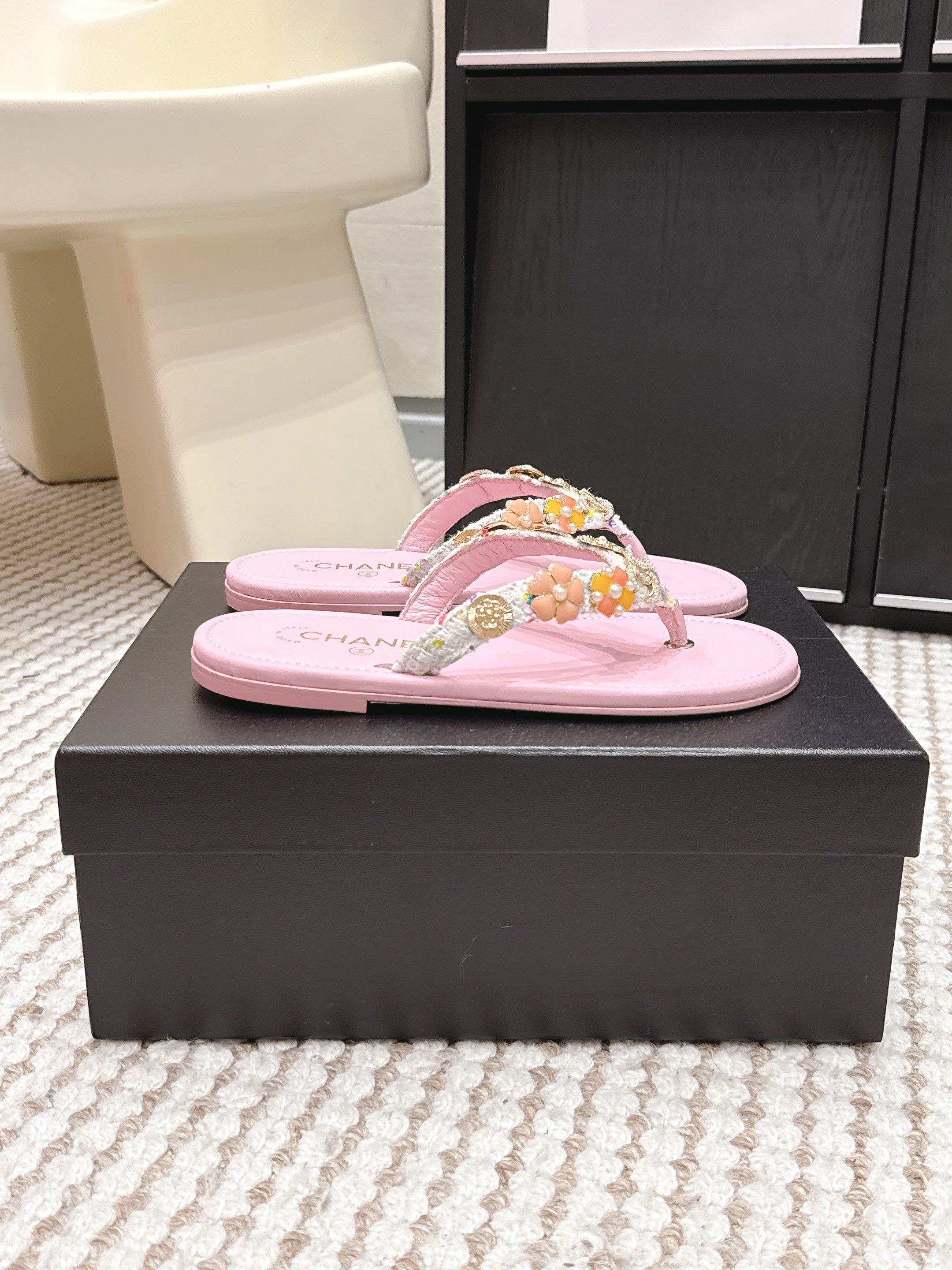 CHANEL 26S FLIP-FLOPS IN LIGHT PINK CALFSKIN