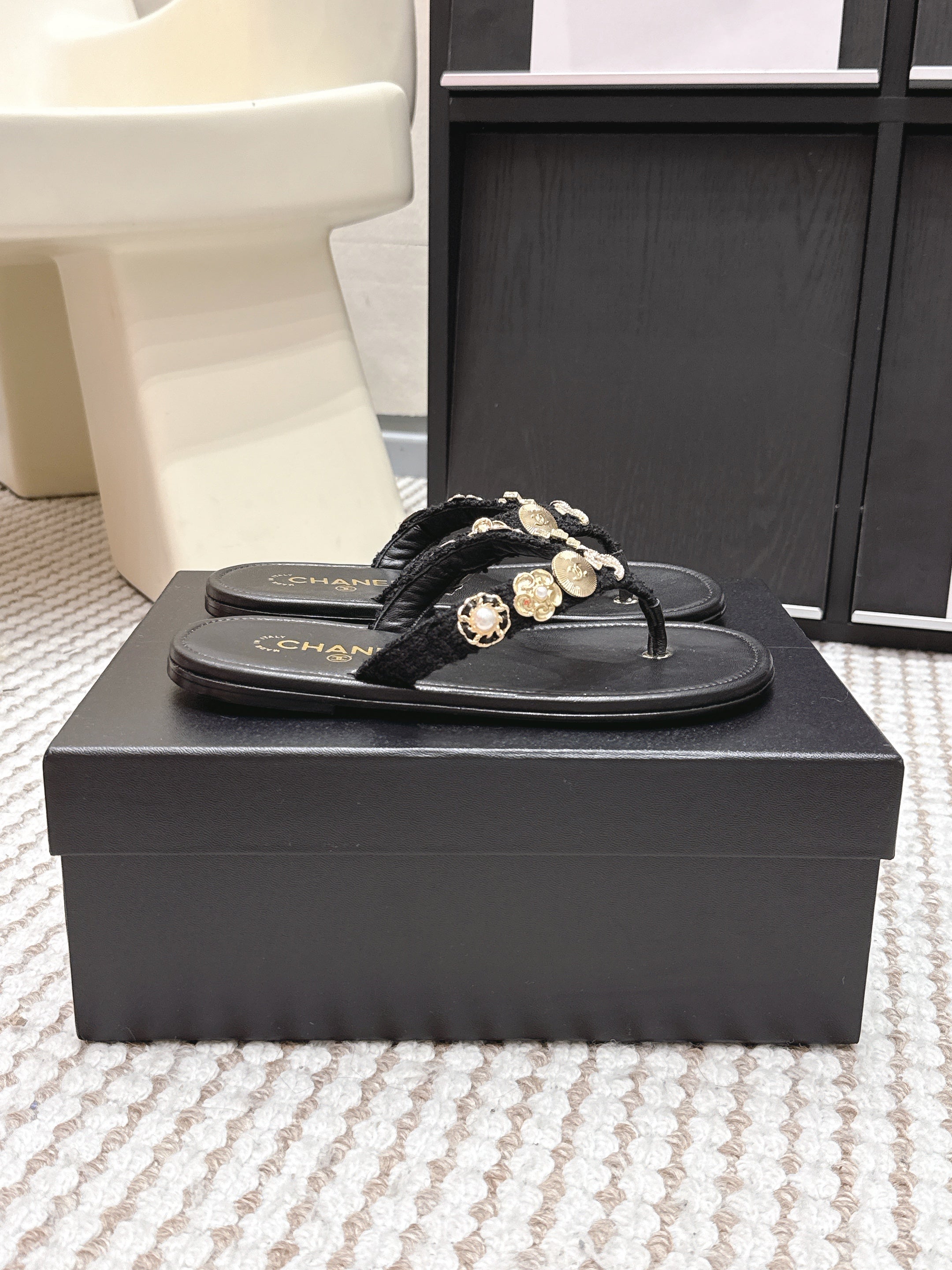 CHANEL 26S FLIP-FLOPS IN BLACK CALFSKIN