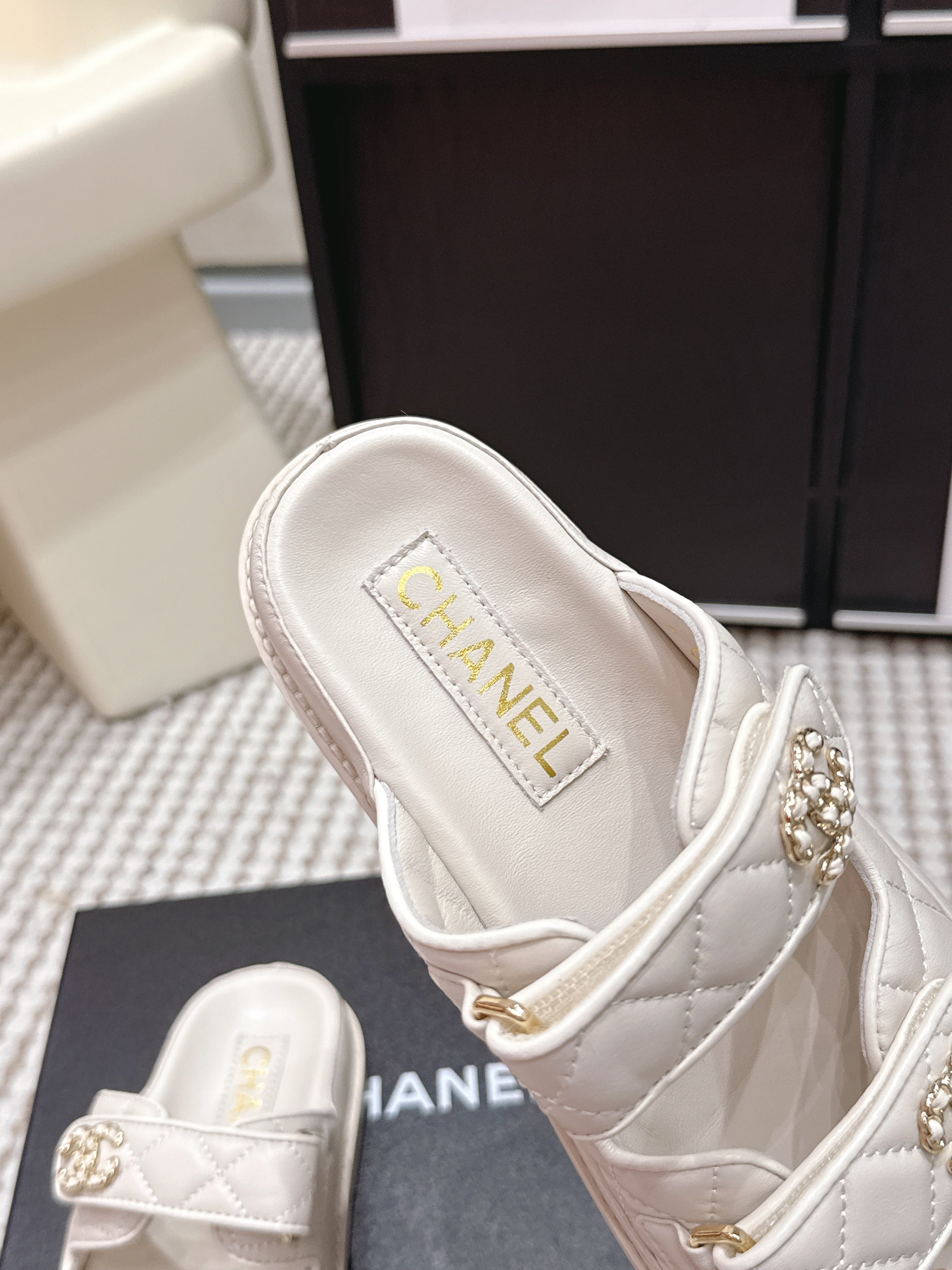 CHANEL 26S SANDALS IN CREAM WHITE CALFSKIN