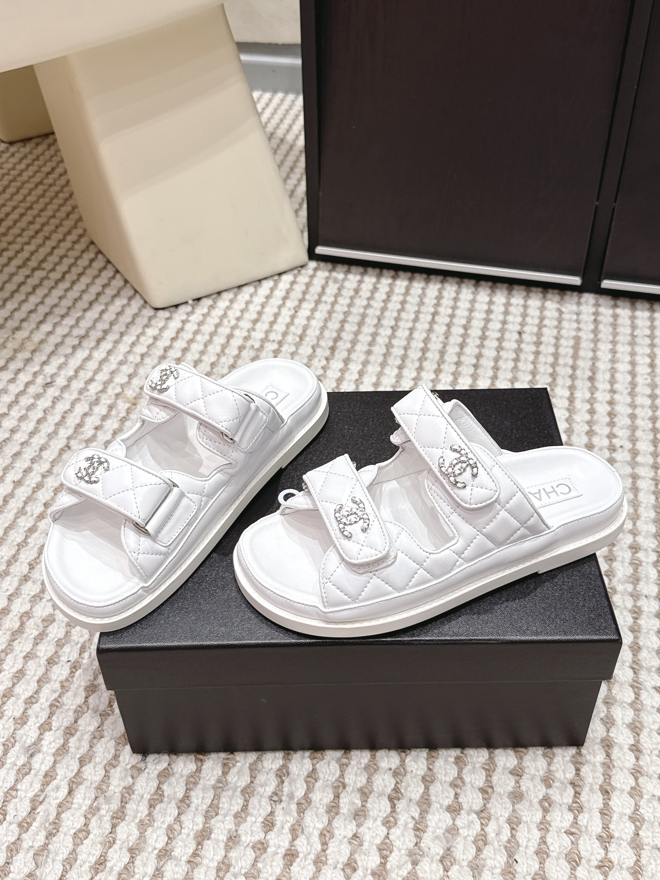 CHANEL 26S SANDALS IN WHITE CALFSKIN