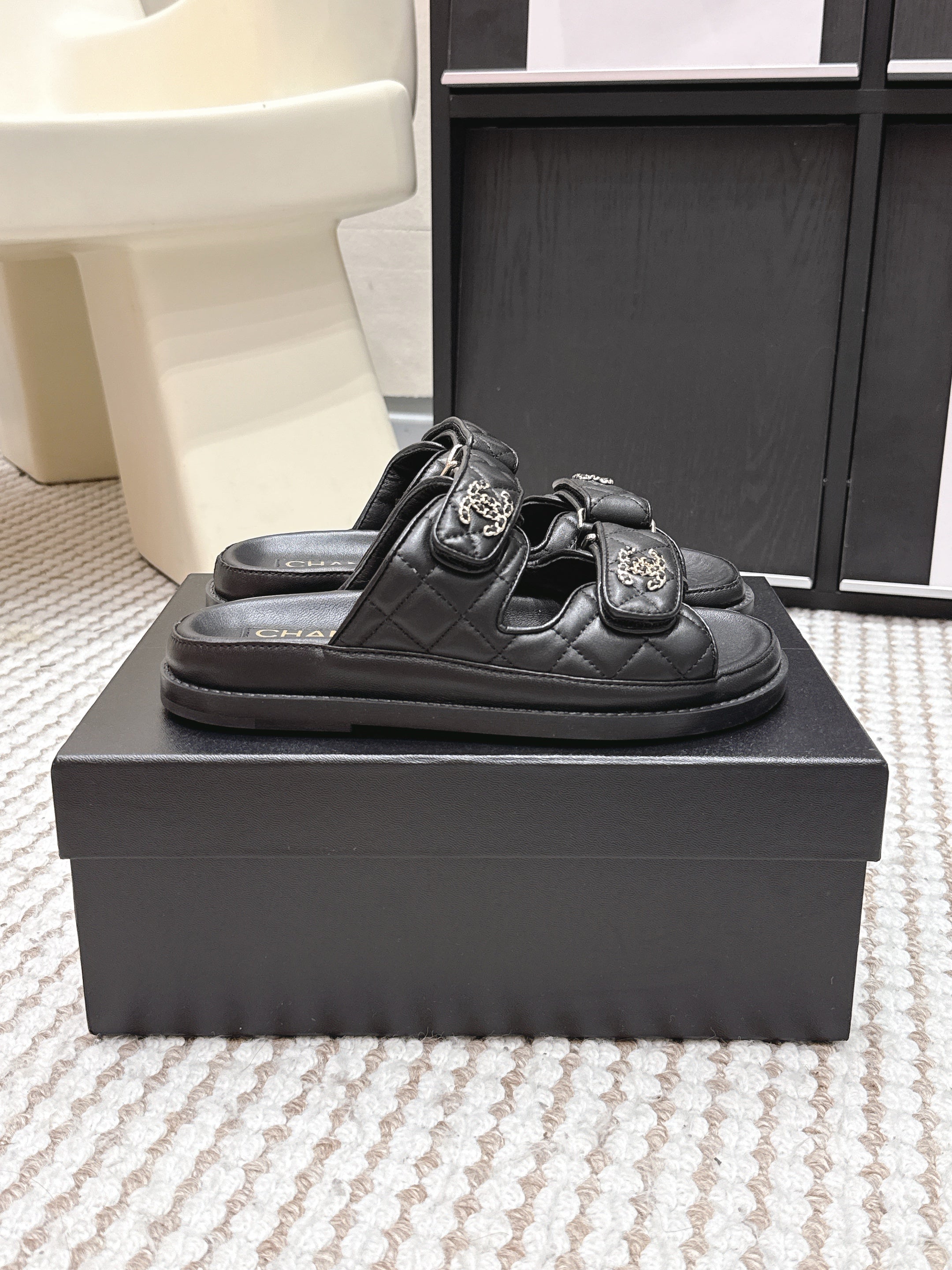 CHANEL 26S SANDALS IN BLACK CALFSKIN
