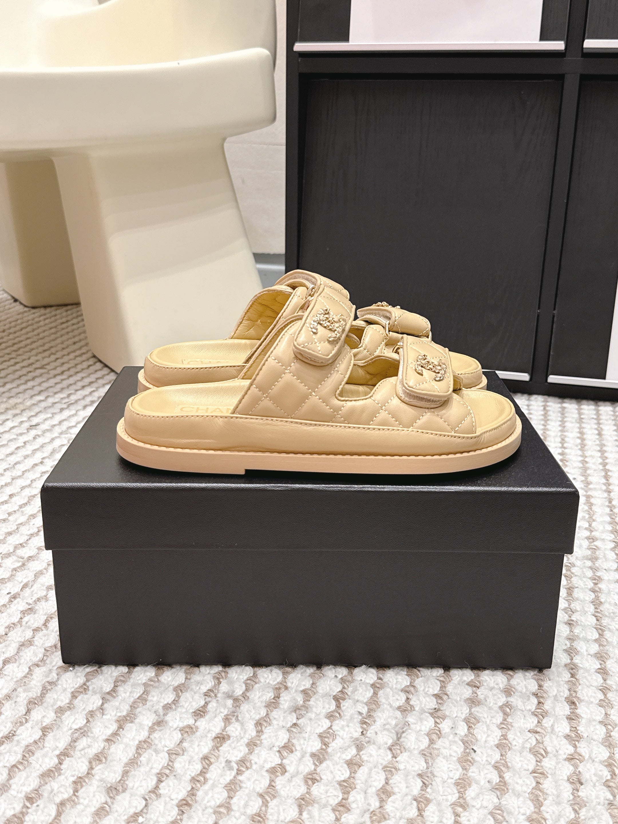 CHANEL 26S SANDALS IN LIGHT SAND BEIGE CALFSKIN
