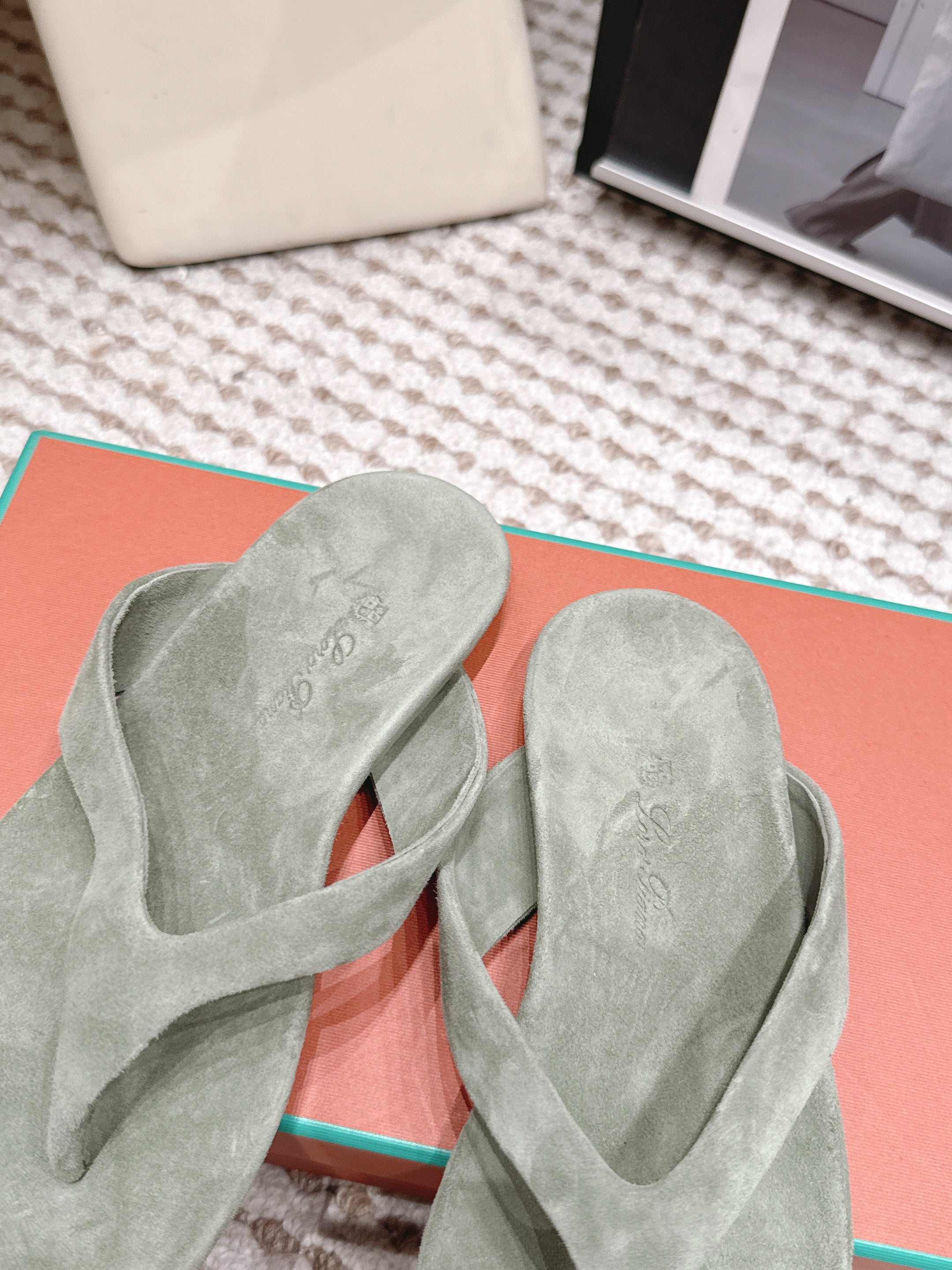 LP 26S THONG SANDALS IN SAGE GREEN SUEDE