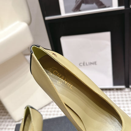 CHANEL 26S HIGH HEELS IN CREAM BEIGE LAMBSKIN WITH BLACK CHEVRON-QUILTED TOE