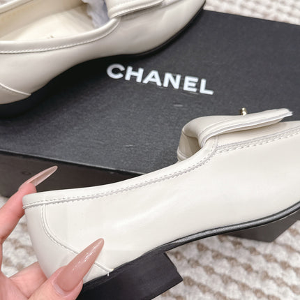 CHANEL 26S LOAFERS IN WHITE CALFSKIN WITH GOLD-TONE CC LOGO