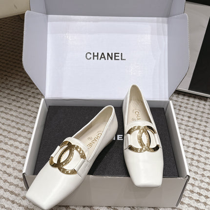 CHANEL 26S SQUARE TOE FLATS IN WHITE CALFSKIN WITH GOLD TONE CC LOGO