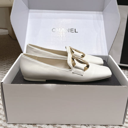 CHANEL 26S SQUARE TOE FLATS IN WHITE CALFSKIN WITH GOLD TONE CC LOGO