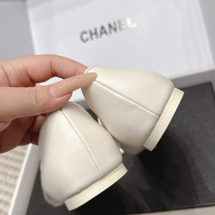 CHANEL 26S SQUARE TOE FLATS IN WHITE CALFSKIN WITH GOLD TONE CC LOGO