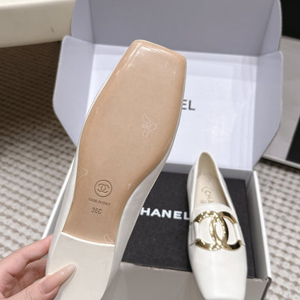 CHANEL 26S SQUARE TOE FLATS IN WHITE CALFSKIN WITH GOLD TONE CC LOGO