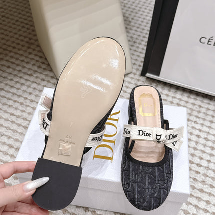 DIOR 26S CLOSED-TOE LOW-HEEL MULE IN BLACK OBLIQUE JACQUARD WITH BOW