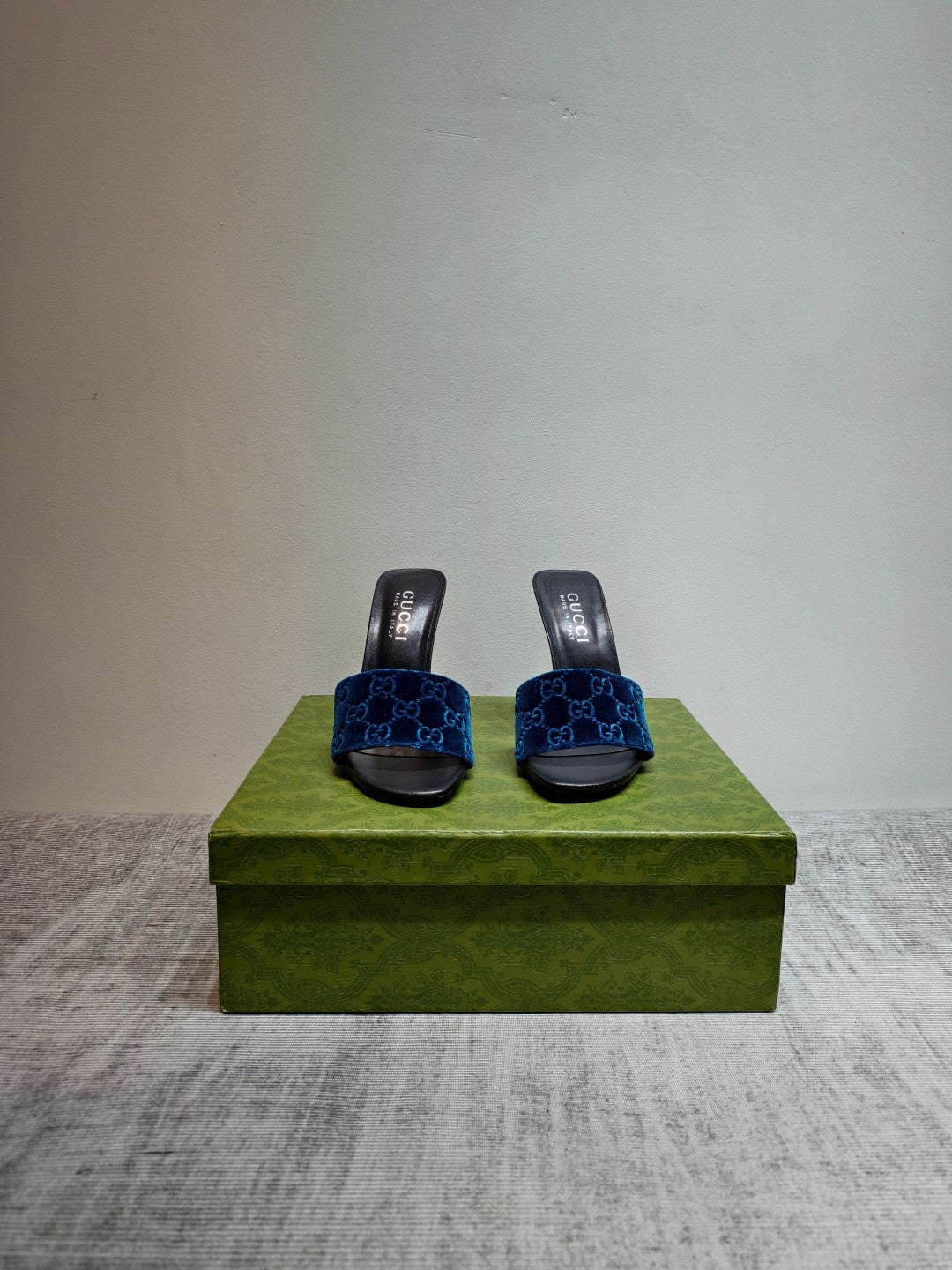 GUCCI 26S MULE SANDALS 110MM IN ROYAL BLUE VELVET GG EMBOSSED