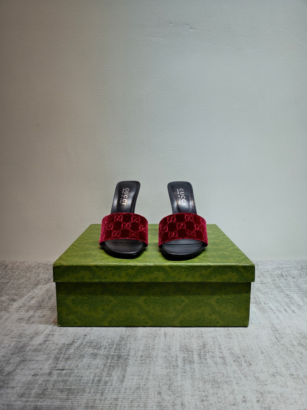 GUCCI 26S MULE SANDALS 110MM IN DARK RED VELVET GG EMBOSSED