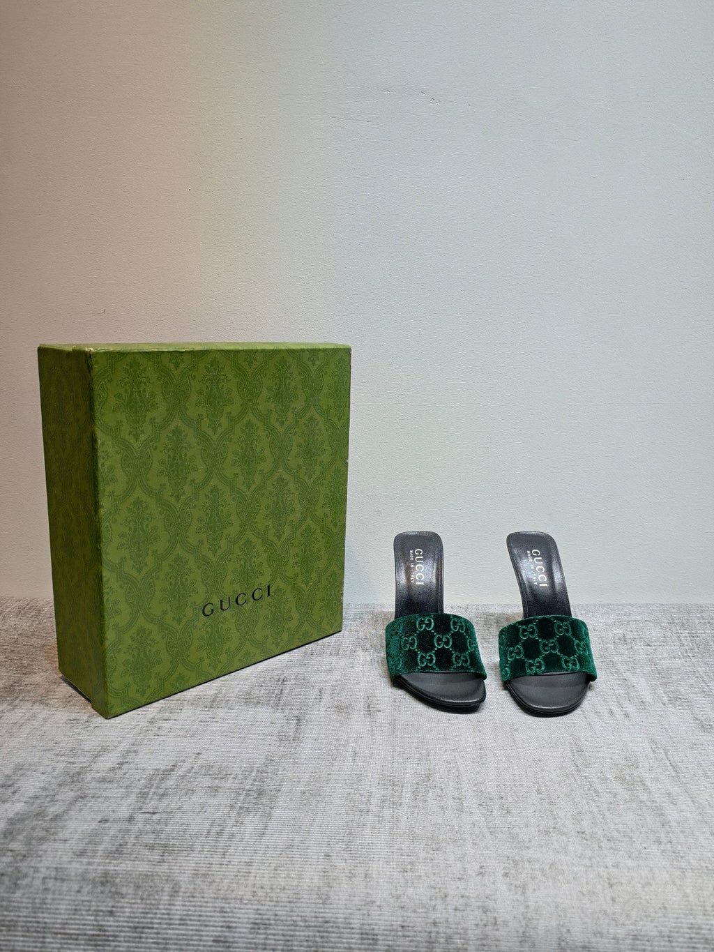 GUCCI 26S MULE SANDALS 110MM IN DARK GREEN VELVET GG EMBOSSED