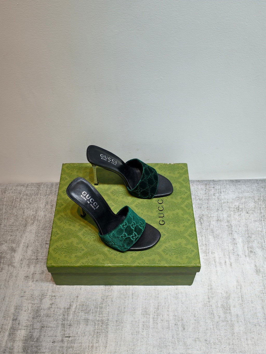 GUCCI 26S MULE SANDALS 110MM IN DARK GREEN VELVET GG EMBOSSED