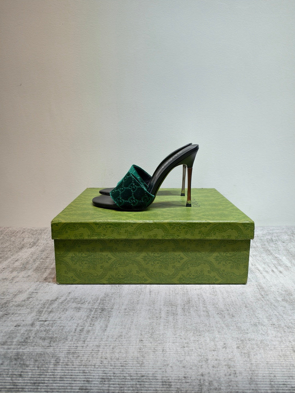 GUCCI 26S MULE SANDALS 110MM IN DARK GREEN VELVET GG EMBOSSED