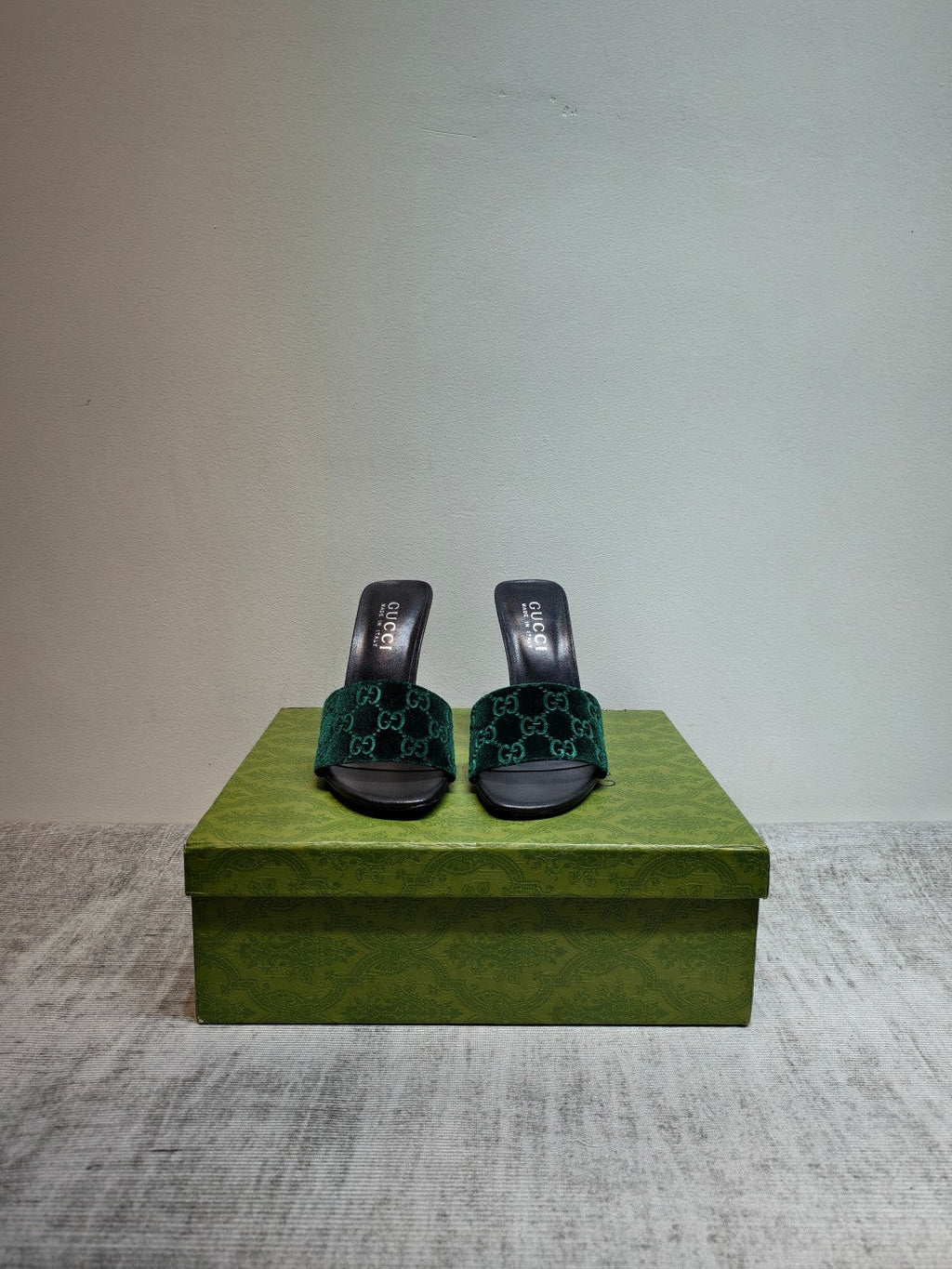 GUCCI 26S MULE SANDALS 110MM IN DARK GREEN VELVET GG EMBOSSED