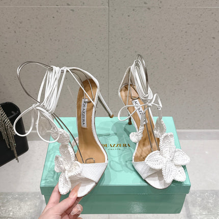 AQUAZZURA 26S FLORAL HEELS 100 MM IN WHITE WOVEN RAFFIA