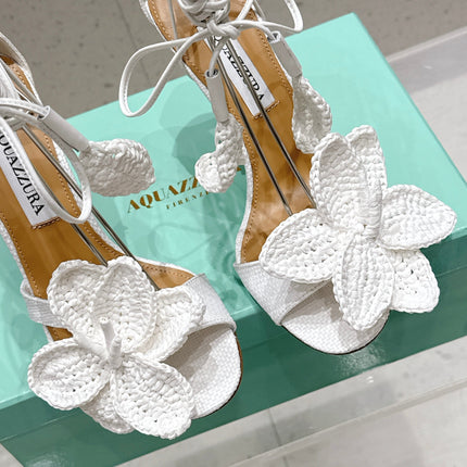 AQUAZZURA 26S FLORAL HEELS 100 MM IN WHITE WOVEN RAFFIA