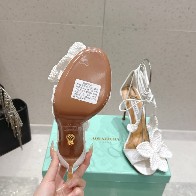 AQUAZZURA 26S FLORAL HEELS 100 MM IN WHITE WOVEN RAFFIA
