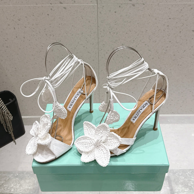 AQUAZZURA 26S FLORAL HEELS 100 MM IN WHITE WOVEN RAFFIA
