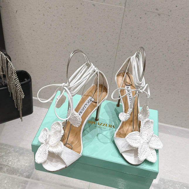 AQUAZZURA 26S FLORAL HEELS 100 MM IN WHITE WOVEN RAFFIA