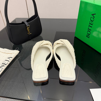 BOTTEGA VENETA 26S SANDALS IN WHITE CALFSKIN AND RAFFIA
