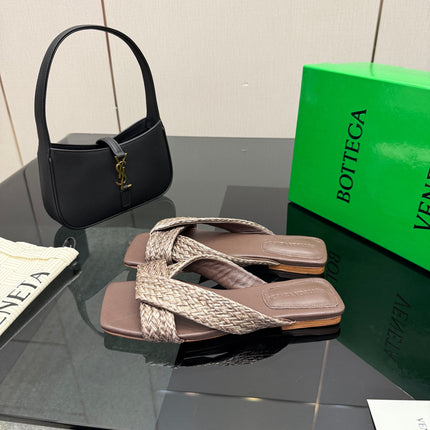 BOTTEGA VENETA 26S SANDALS IN DARK BROWN CALFSKIN AND RAFFIA