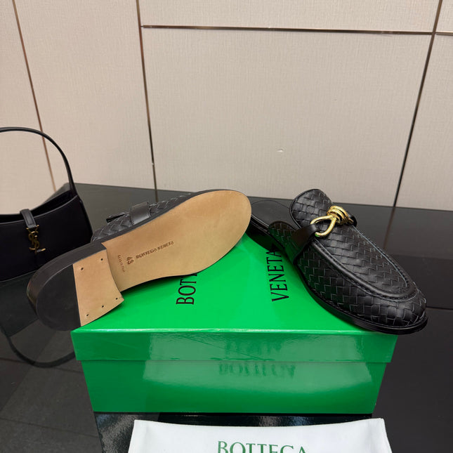 BOTTEGA VENETA 26S BACKLESS LOAFERS IN BLACK TECHNICAL WOVEN CALFSKIN