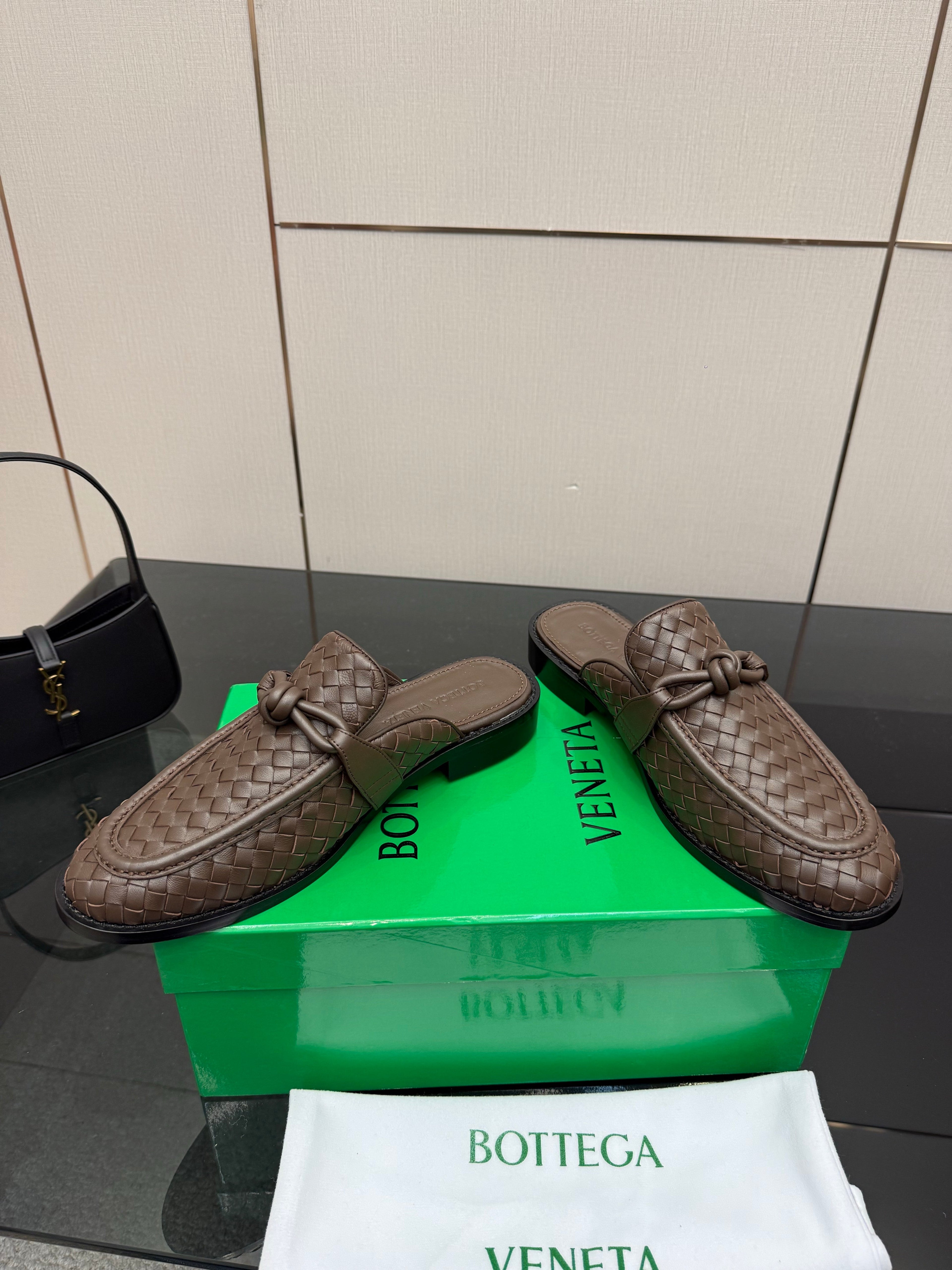 BOTTEGA VENETA 26S BACKLESS LOAFERS IN BROWN TECHNICAL WOVEN CALFSKIN STYLE 1