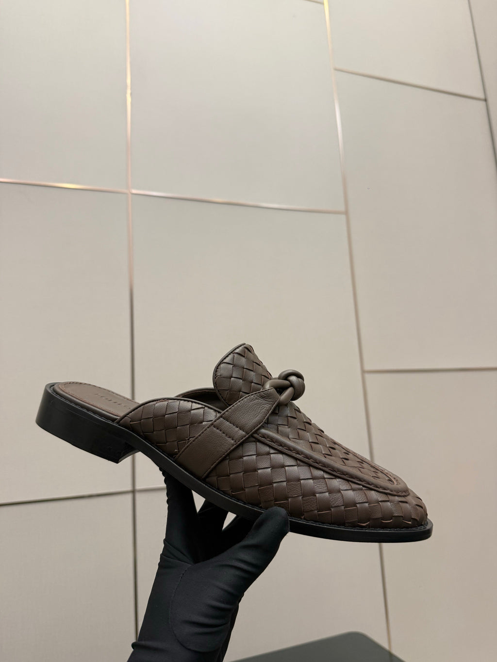 BOTTEGA VENETA 26S BACKLESS LOAFERS IN BROWN TECHNICAL WOVEN CALFSKIN STYLE 1
