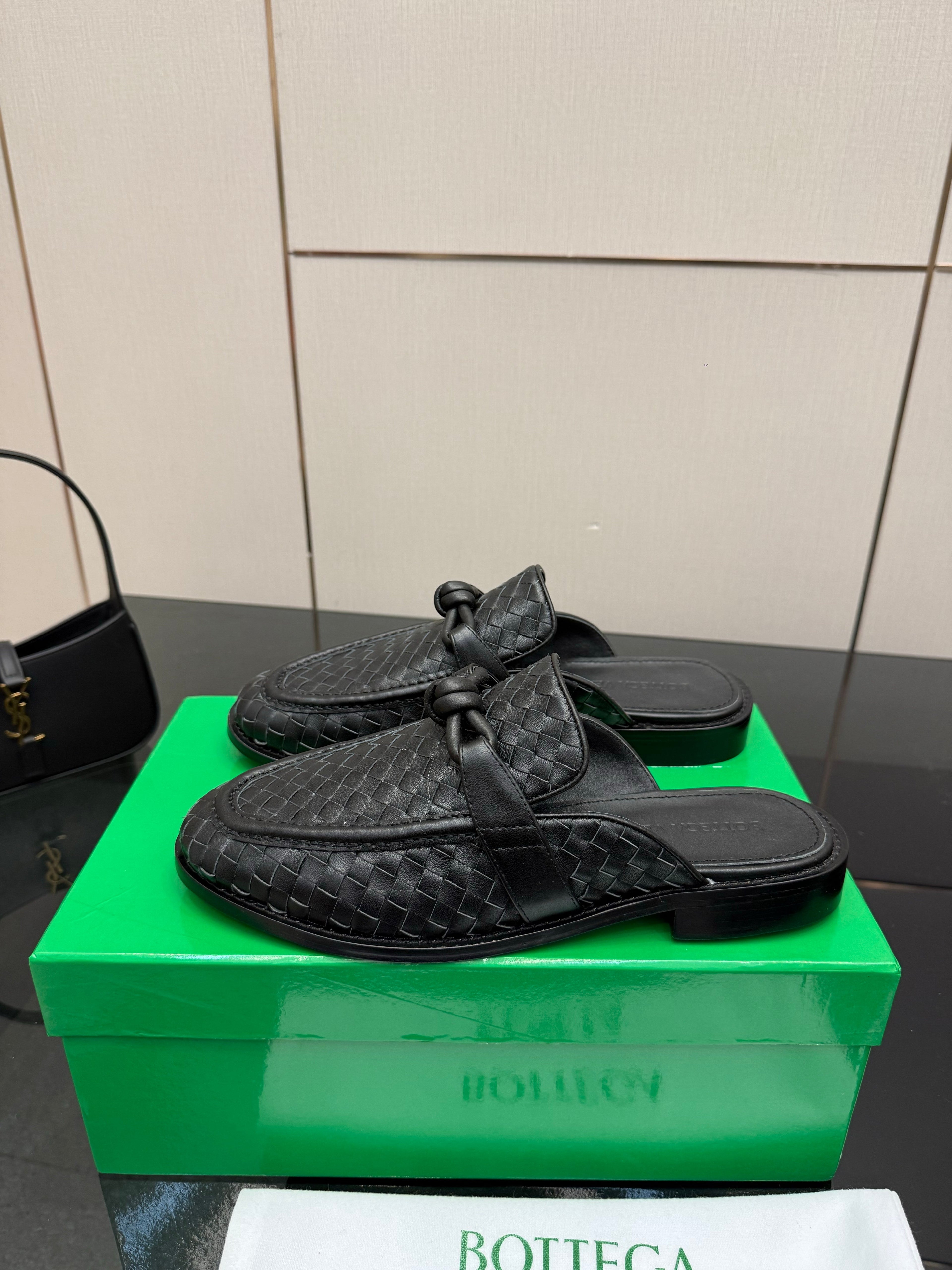 BOTTEGA VENETA 26S BACKLESS LOAFERS IN BLACK TECHNICAL WOVEN CALFSKIN STYLE 2