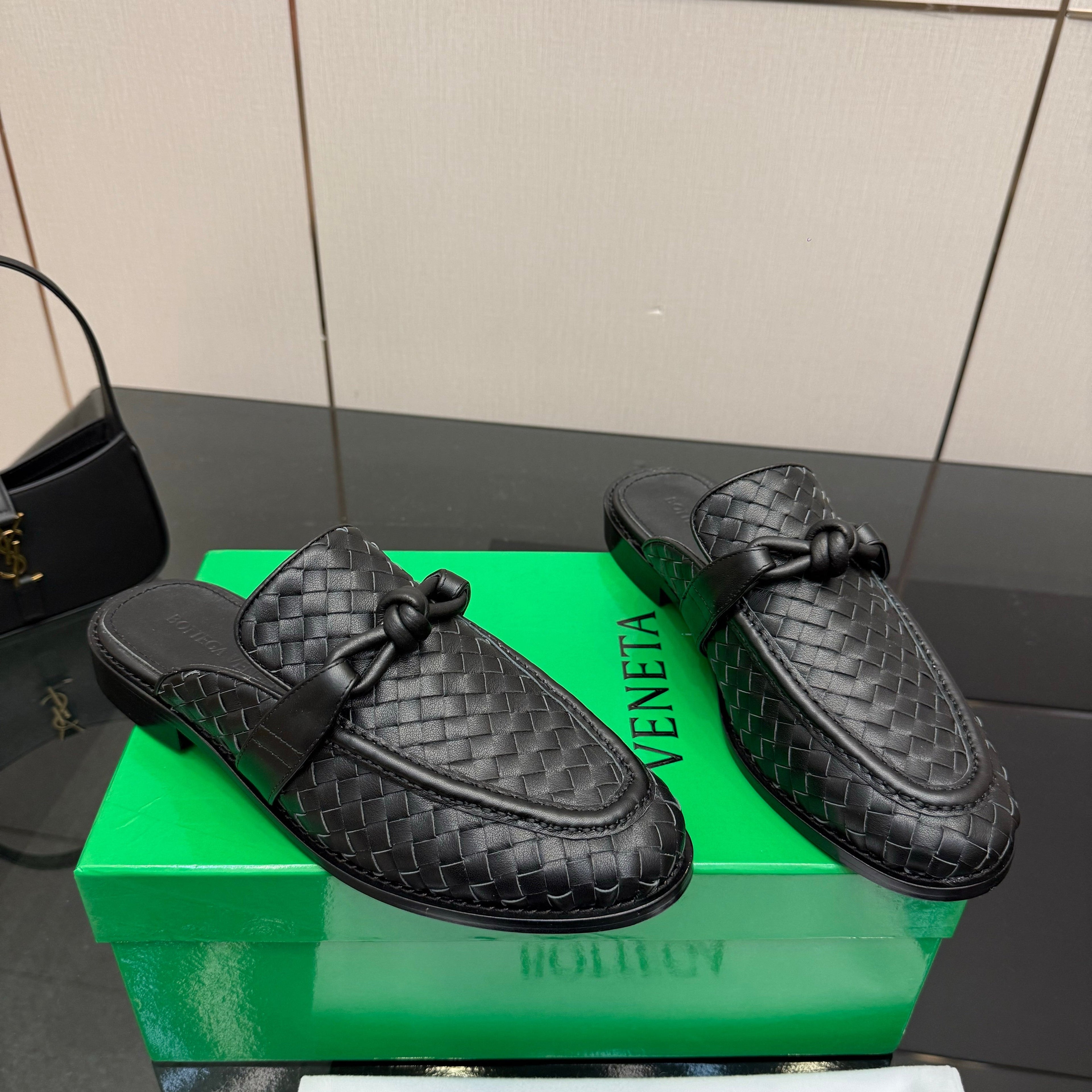 BOTTEGA VENETA 26S BACKLESS LOAFERS IN BLACK TECHNICAL WOVEN CALFSKIN STYLE 2