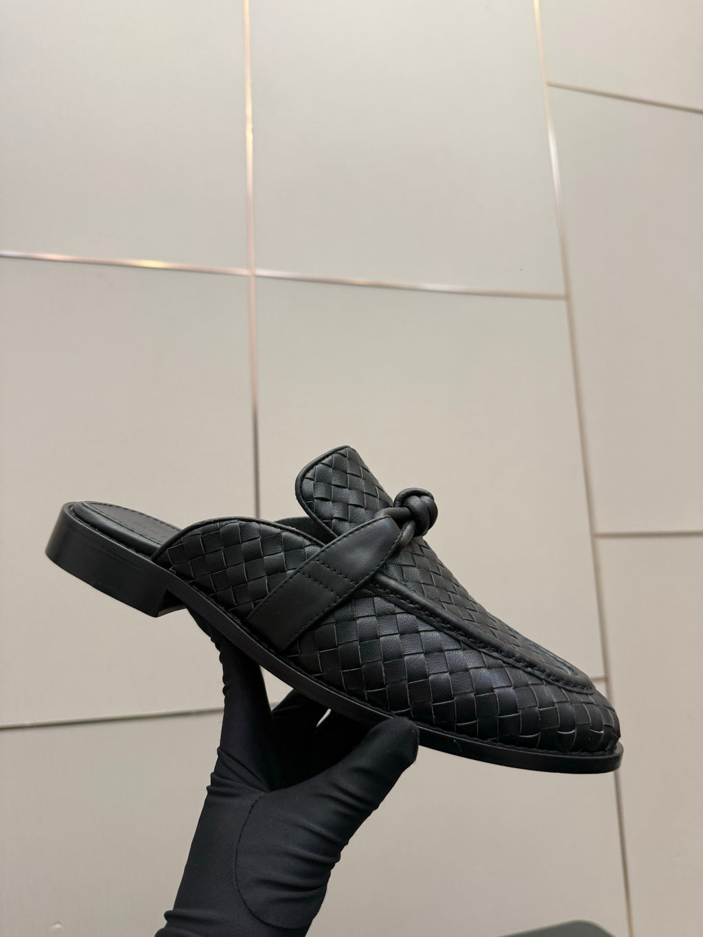 BOTTEGA VENETA 26S BACKLESS LOAFERS IN BLACK TECHNICAL WOVEN CALFSKIN STYLE 2
