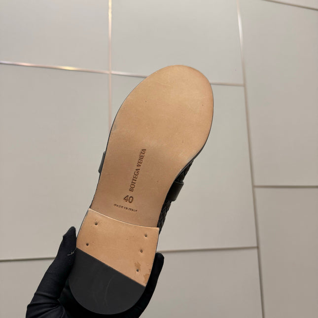 BOTTEGA VENETA 26S BACKLESS LOAFERS IN BLACK TECHNICAL WOVEN CALFSKIN STYLE 2