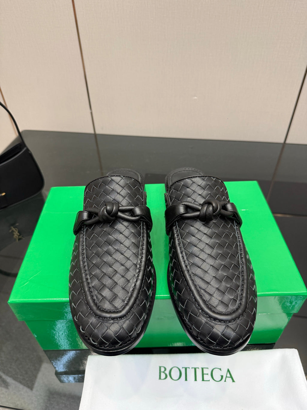 BOTTEGA VENETA 26S BACKLESS LOAFERS IN BLACK TECHNICAL WOVEN CALFSKIN STYLE 2