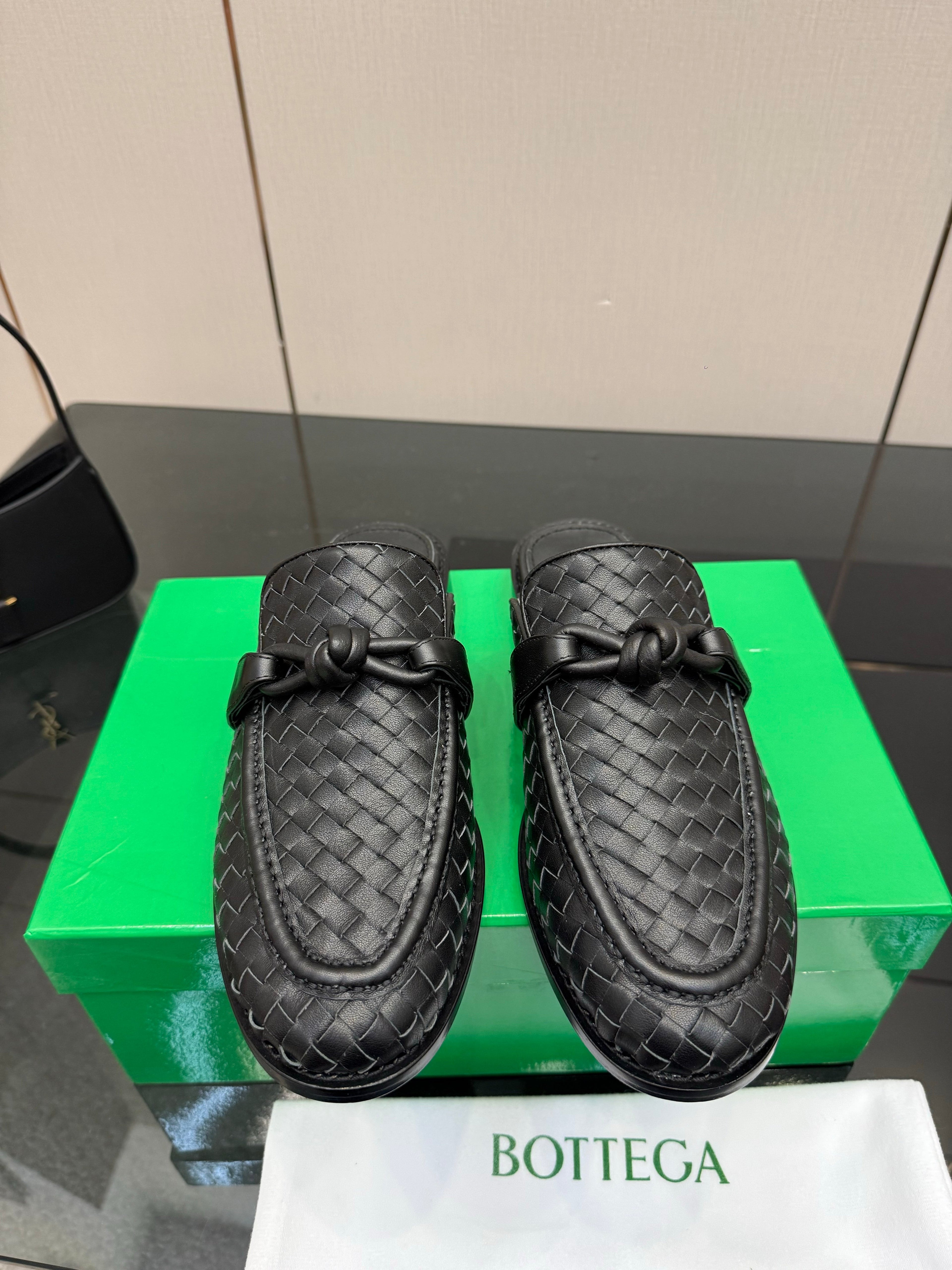 BOTTEGA VENETA 26S BACKLESS LOAFERS IN BLACK TECHNICAL WOVEN CALFSKIN STYLE 2