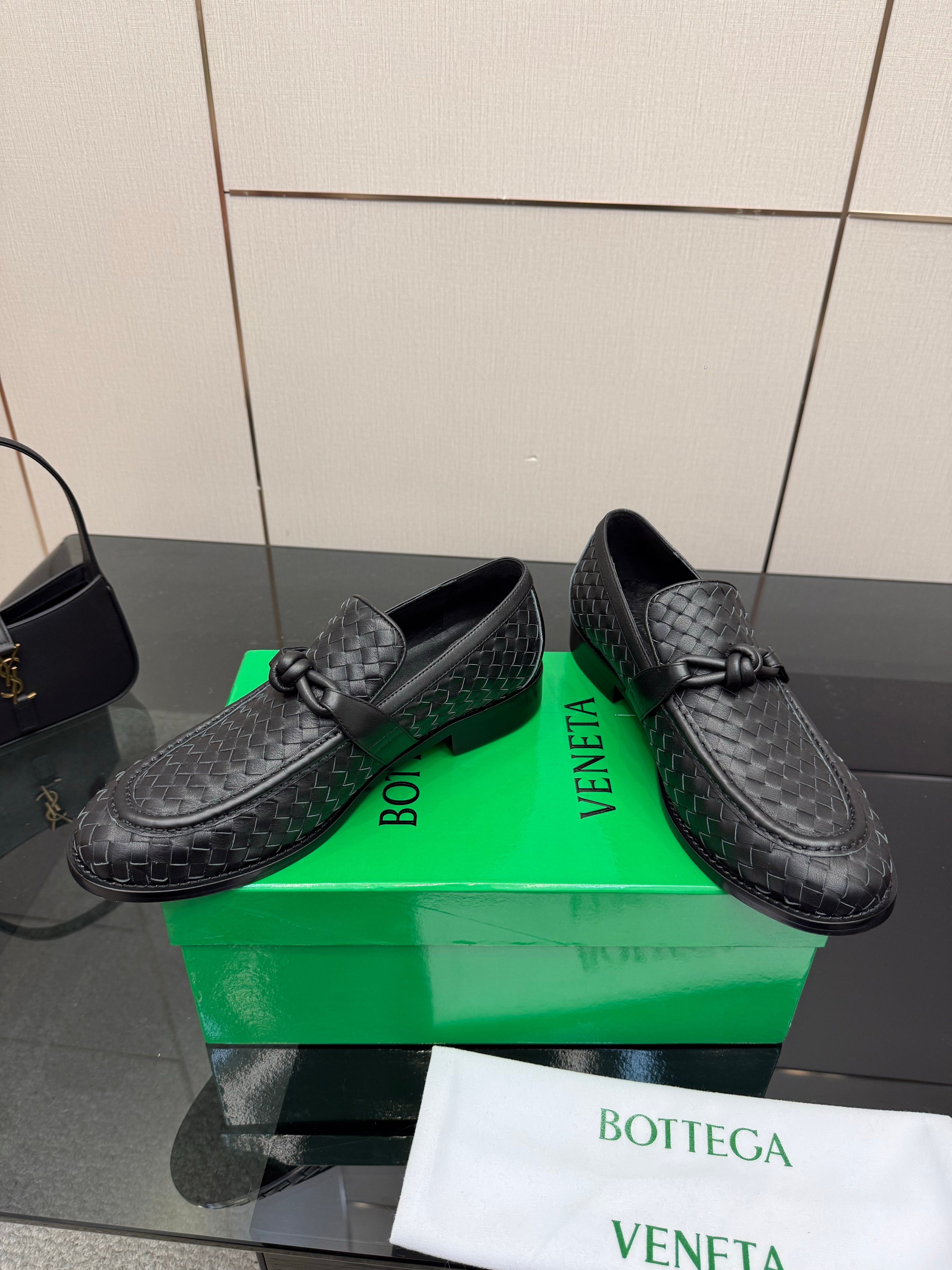 BOTTEGA VENETA 26S LOAFERS IN BLACK TECHNICAL WOVEN CALFSKIN